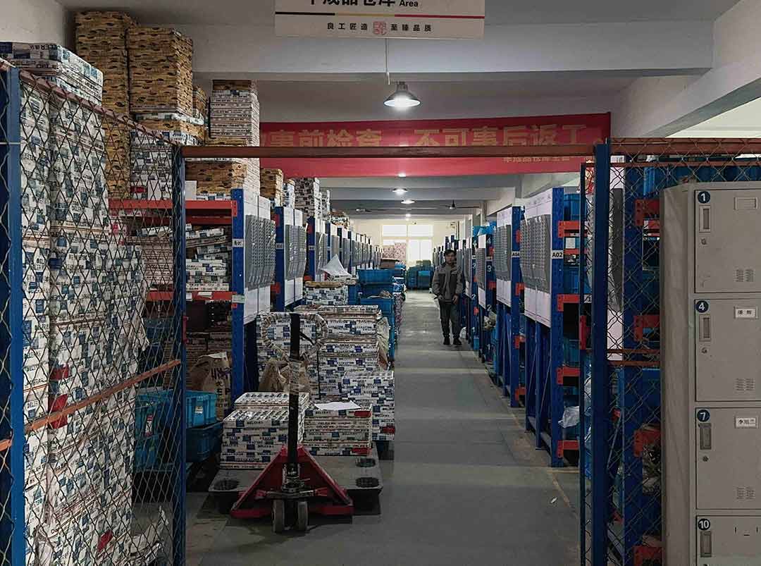Semi-finished product warehouse workshop of Heavy-Duty Industrial Hinge Manufacturers