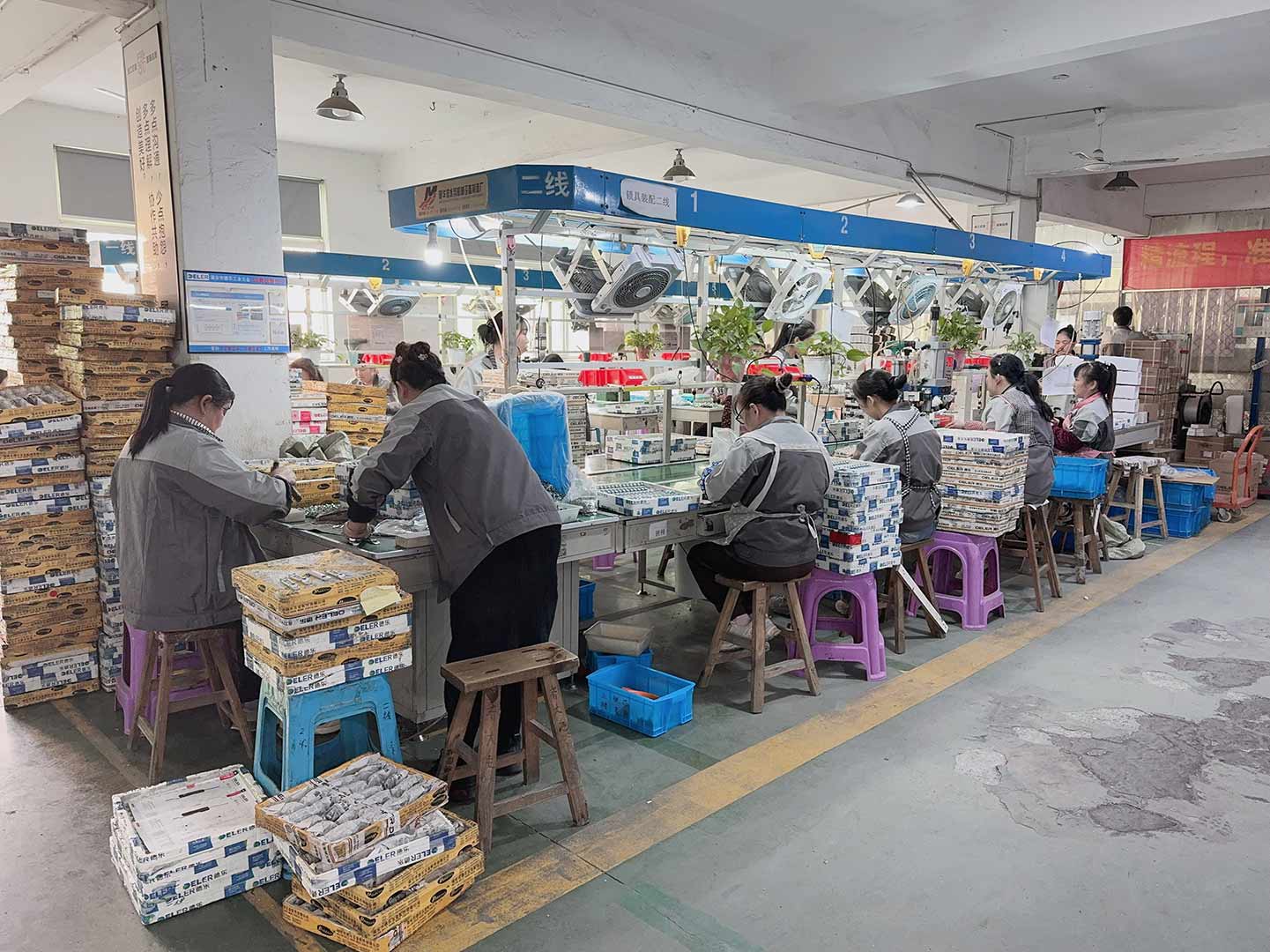 Assembly shop of a heavy-duty industrial hinge manufacturers