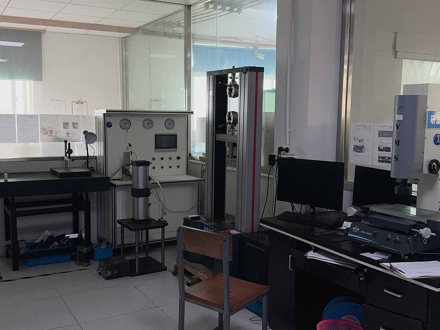 Tensile testing machine for heavy-duty industrial hinge manufacturers
